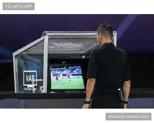 VAR介入判罚点球再次引发争议，裁判尺度问题被热议
